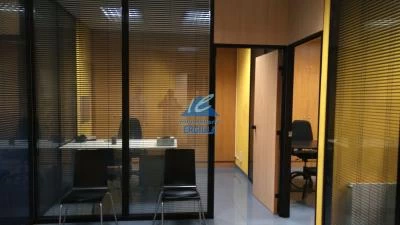 Imagen 2 de Pabellón en venta con buenas oficinas en Galdakao